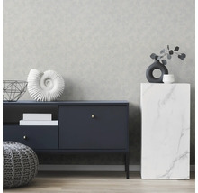 Intérieur avec papier peint structuré gris, buffet, décoration et pouf