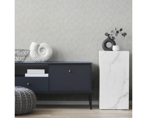 Intérieur avec papier peint structuré gris, buffet, décoration et pouf