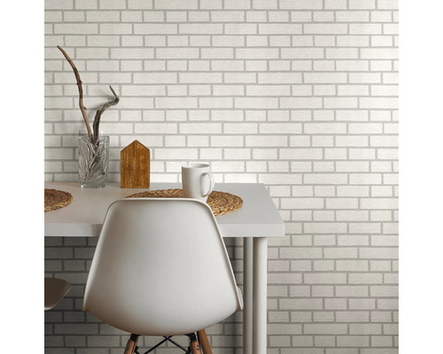 Fototapete mit Backsteinmuster hinter einem Esstisch mit Stuhl