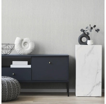 Wohnzimmer-Szene mit Kommode, Dekorationsobjekten und Hocker