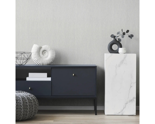 Scène de salon avec commode, objets de décoration et tabouret