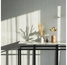 Nature morte décorative avec des vases et des fleurs séchées sur une table