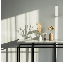 Vases décoratifs avec fleurs séchées sur une table