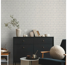 Intérieur avec papier peint en briques, commode noire et chaise