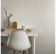 Scène avec table à manger, chaise et papier peint textile