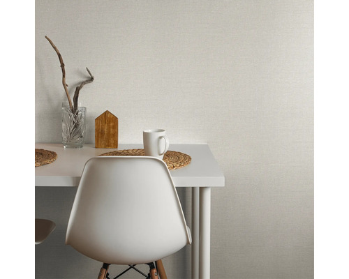 Scène avec table à manger, chaise et papier peint textile