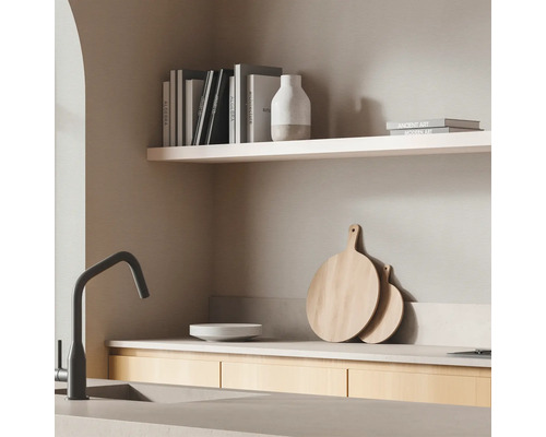 Scène de cuisine avec évier, robinet, vaisselle et planches à découper en bois