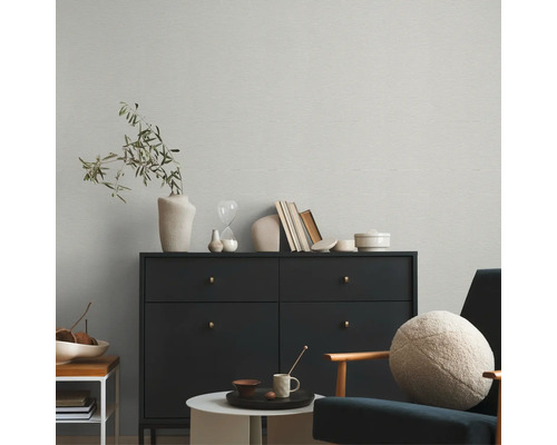 Salon avec commode, décorations et fauteuil