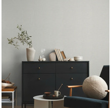 Intérieur avec commode, fauteuil et décoration