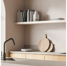 Scène de cuisine avec évier, robinet, planches à découper et étagère