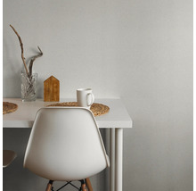 Scène avec table, chaise, tasse et décoration