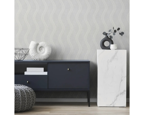 Dekoratives Wohnzimmer mit Kommode, Marmorsäule und gemusterter Tapete