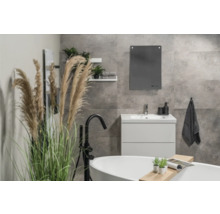 Salle de bain moderne avec baignoire, meuble-lavabo, miroir et éléments de décoration
