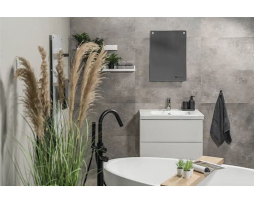 Modernes Badezimmer mit Badewanne, Waschtisch, Spiegel und Dekorationsartikeln