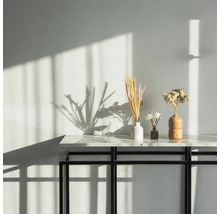 Décoration avec vases et fleurs séchées sur table