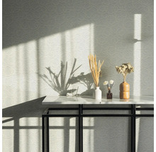 Scène avec papier peint à motifs et décoration sur une table