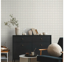 Salon avec papier peint à motifs et meubles noirs