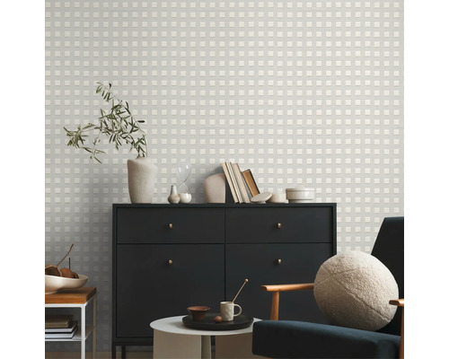 Wohnzimmer mit gemusterter Tapete und schwarzen Möbeln