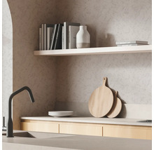 Cuisine moderne avec évier, robinet, planches à découper et étagère