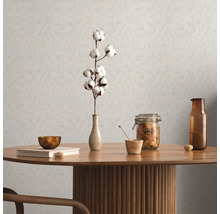 Exemple d''aménagement avec un papier peint structuré en arrière-plan et une table en bois avec des objets de décoration.