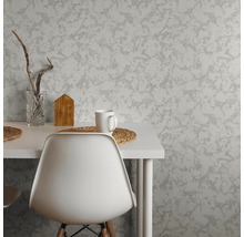 Intérieur avec papier peint à motifs, table et chaise