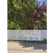 Weißer Lattenzaun mit Gartentor vor Bäumen