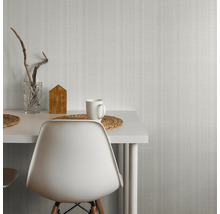 Scène avec table, chaise et papier peint rayé