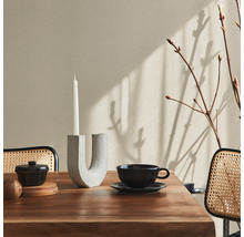 Table décorative avec chandelier, tasse et branches à l''intérieur