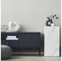 Salon avec commode et décorations