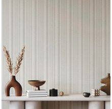 Photo d''intérieur avec papier peint rayé et objets de décoration sur une étagère
