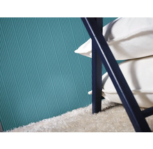 Vue détaillée du mur bleu, du tapis et de la chaise