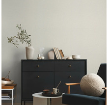 Salon lumineux avec commode, table et fauteuil