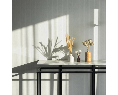 Dekorative Vasen und Duftspender auf einer Konsole