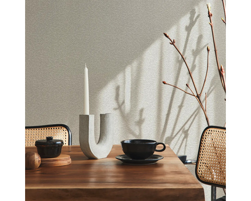 Table de salle à manger avec bougeoir, tasse à thé et chaises dans la salle à manger