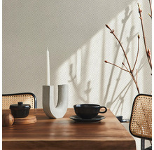 Décoration de table à manger avec bougeoir, tasse, pot et branches