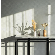 Éléments décoratifs sur une table devant un mur
