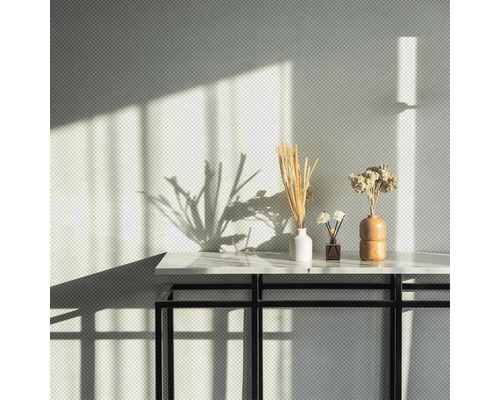 Éléments décoratifs sur une table devant un mur