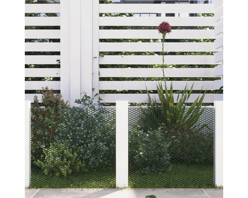 Sichtschutznetz vor Pflanzen und einem weißen Zaun