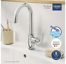 Glänzender Waschtischmischer von Grohe in einem hellen Badezimmer.