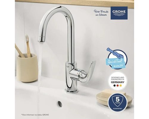 Mitigeur de lavabo brillant Grohe dans une salle de bains lumineuse.