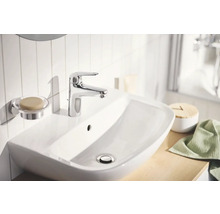 Lavabo avec robinet et porte-savon dans la salle de bain