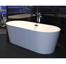 Freistehende Badewanne im Badezimmer mit schwarzem Boden und Fliesen