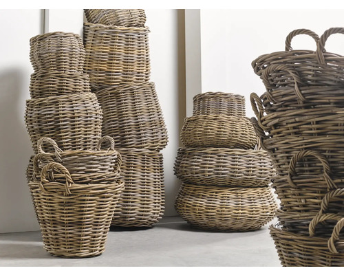 Pile de paniers en osier de différentes tailles