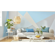 Helles Wohnzimmer mit Sofa, Tisch und Zimmerpflanzen