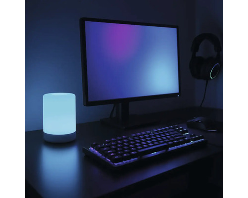 Scène avec écran d''ordinateur, clavier, souris, casque et lampe de table