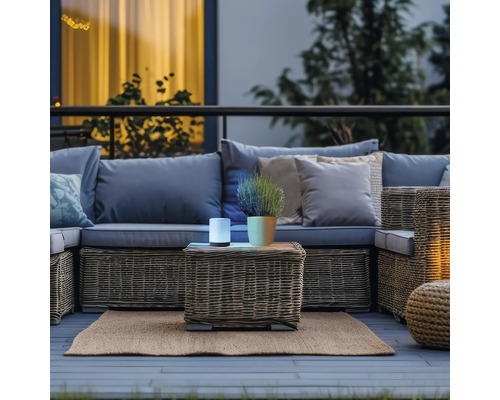 Terrasse mit Korbmöbeln, Beistelltisch, Pflanze und Leuchte