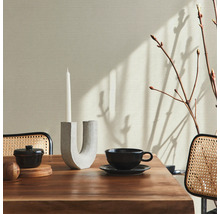 Table à manger décorative avec vaisselle et bougeoir pour une ambiance agréable