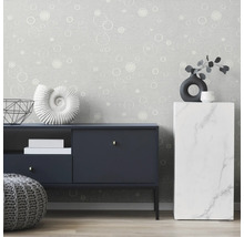 Wohnzimmer mit grauer Tapete mit Kreismuster, Sideboard und Dekoration