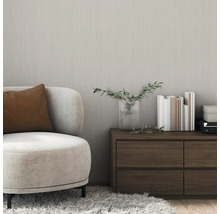 Scène avec fauteuil, coussin, commode, livres et vase pour la décoration intérieure.