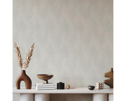 Dekoratives Zimmer mit geometrischer Tapete, Vasen und Schalen auf einem Regal